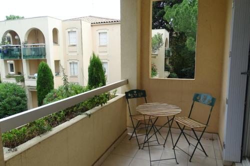 un balcon avec deux chaises et une table dans l'établissement Spacious cocoon with two terraces, à Montpellier