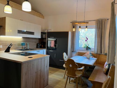 Kuchyň nebo kuchyňský kout v ubytování Neue moderne Ferienwohnung mit Infrarot Sauna