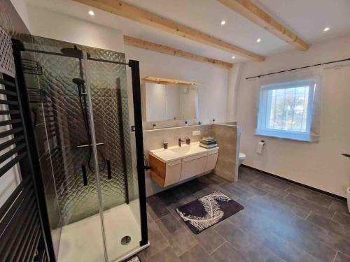 Koupelna v ubytování Neue moderne Ferienwohnung mit Infrarot Sauna