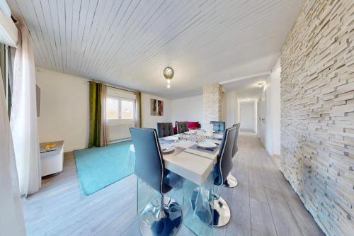 une salle à manger avec une table et des chaises dans l'établissement Appart 1 Cèsière - Appartement confortable au calme, à Annecy