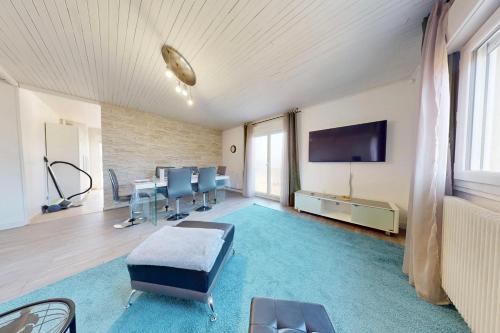 un bureau avec une salle de conférence avec une table et des chaises dans l'établissement Appart 1 Cèsière - Appartement confortable au calme, à Annecy