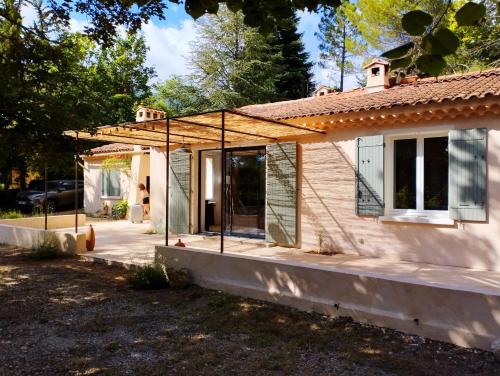 une maison en cours de rénovation avec une véranda dans l'établissement Le Petit Paradis, à Saint-Martin-de-Castillon