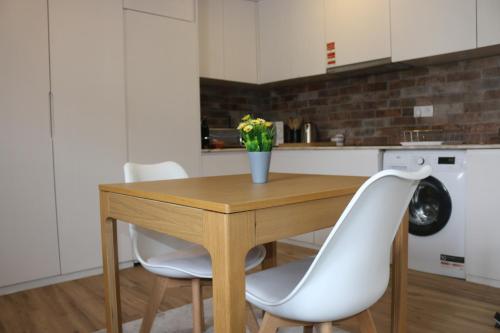 9 min Metro to Downtown -Remote working - Free Public Parking