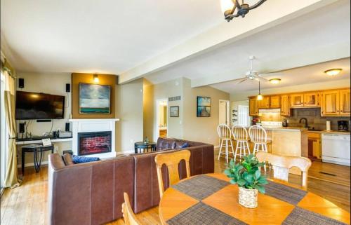 Küche/Küchenzeile in der Unterkunft Backwater Cove 4 Bed25 Bathdockdeck-sleeps 12