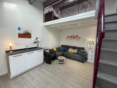 un salon avec un canapé et une mezzanine dans l'établissement Charmante Villa T3 Climatisée avec Véranda, Terrasse et Jardinet - Proche Plage et Commerces - FR-1-106-54, à Saint-Cyprien