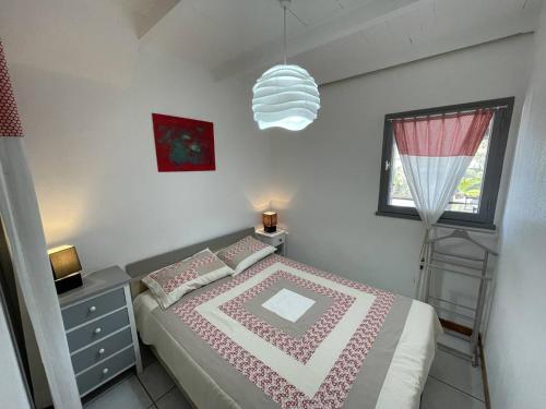 - une chambre avec un lit, une échelle et une fenêtre dans l'établissement Charmante Villa T3 Climatisée avec Véranda, Terrasse et Jardinet - Proche Plage et Commerces - FR-1-106-54, à Saint-Cyprien