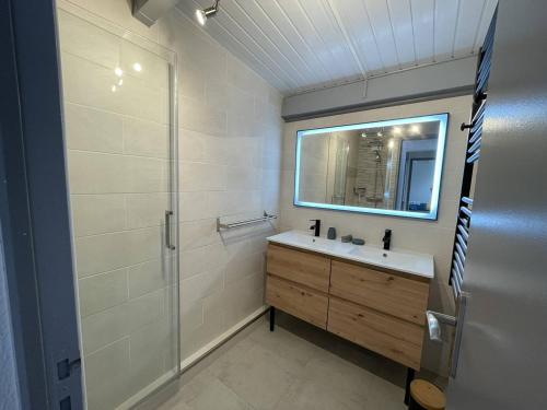 une salle de bain avec un lavabo, une douche et un miroir dans l'établissement Charmante Villa T3 Climatisée avec Véranda, Terrasse et Jardinet - Proche Plage et Commerces - FR-1-106-54, à Saint-Cyprien