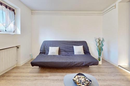 une chambre avec un lit avec une couverture bleue dans l'établissement Appart Césiere - Appartement confortable au calme, à Annecy