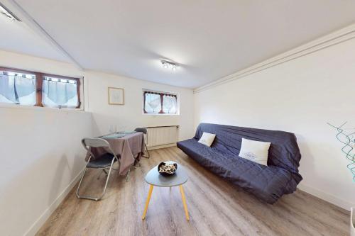 un salon avec un canapé et une table dans l'établissement Appart Césiere - Appartement confortable au calme, à Annecy