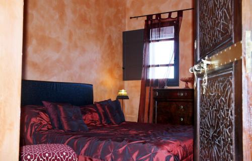 a bedroom with a bed and a window at Chambre Meknes, Riad 7 au village naturiste Couple only in Cap d'Agde
