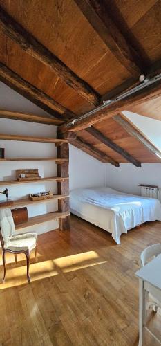 une chambre avec un lit et une chaise dans une pièce dans l'établissement Maison de caractère au calme et vues magnifiques, à Sare