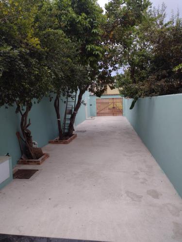カボ・フリオにあるCASA DO GILBERTO - Praia das DUNAS EM CABO FRIOの青壁の遊歩道