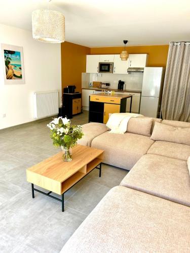 un salon avec deux canapés et une table dans l'établissement Grand appartement neuf à 150m de la plage du Platin, à Saint-Palais-sur-Mer