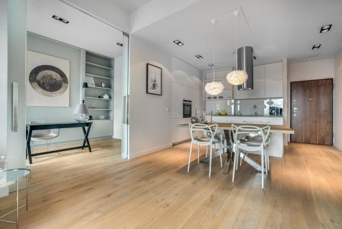 Kuchyň nebo kuchyňský kout v ubytování Apartamenty Sky Tower