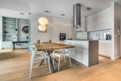 Kuchyň nebo kuchyňský kout v ubytování Apartamenty Sky Tower