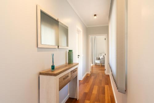 eine Küche mit einer Theke und einem Waschbecken in einem Zimmer in der Unterkunft Radiantescapadela in Estreito da Calheta