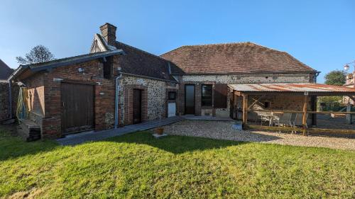 an old brick house with a large yard at Évasion cosy au cœur du Perche in Boissy-lès-Perche