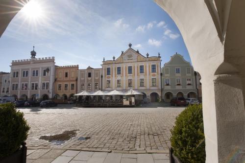 a large building with a courtyard in front of it at Hotel U Černého orla in Telč