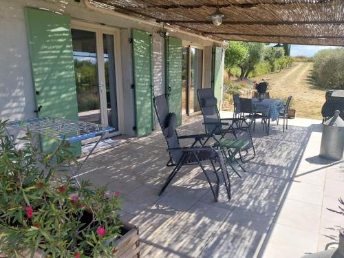 a patio with chairs and a table on a building at Gites Lou Limbert in Valensole