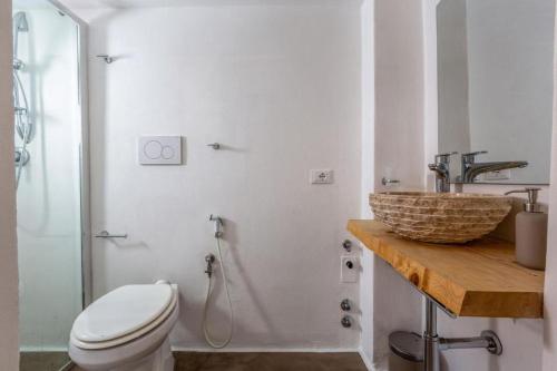 a bathroom with a toilet and a sink at Suite Princess Sophie in Ostuni