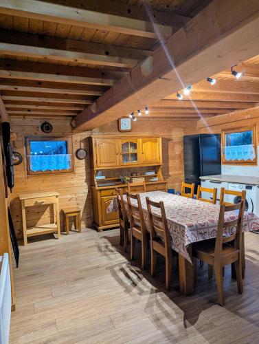 une cuisine et une salle à manger avec une table et des chaises dans l'établissement Chalet avec jardin, au pied du skibus, proche de Samoens, à Verchaix