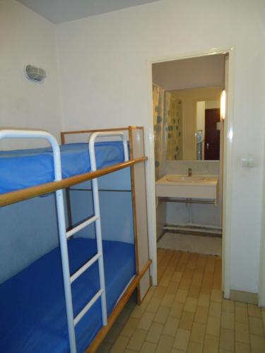 une chambre avec deux lits superposés et une salle de bain dans l'établissement vacances au bord de mer, à Sanary-sur-Mer