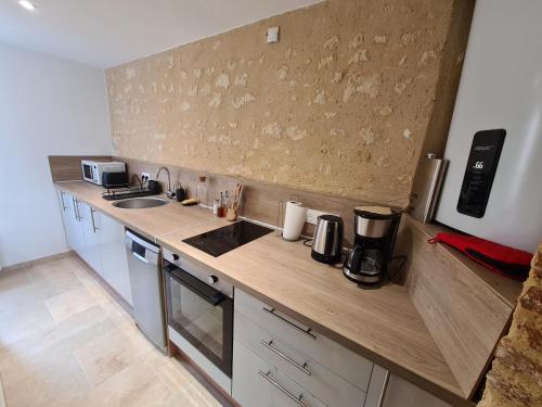 une cuisine avec un évier et un plan de travail dans l'établissement Musique dans le Perche, à Rémalard