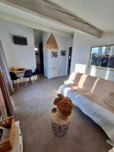 une chambre avec un lit, une table et des chaises dans l'établissement De l'eau et des oiseaux !, à Saintes-Maries-de-la-Mer