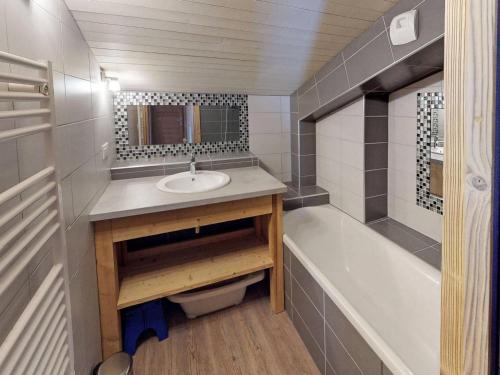 Koupelna v ubytování Chalet rénové avec sauna, garage et Wi-Fi - Saint-Martin-de-Belleville - FR-1-452-69