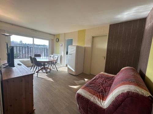 une chambre avec un lit et une salle à manger avec une table dans l'établissement Appartement 3 pièces à Cabourg, 300m de la plage, 6 pers, balcons, parking, animaux acceptés - FR-1-487-296, à Cabourg