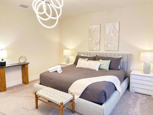 Un dormitorio con una cama grande y un sofá. en TR1388PNW - Modern New Home 4 Bed, en Clermont