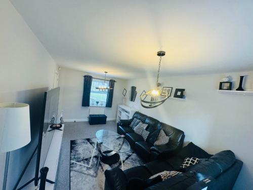a living room with a couch and a table at Stunning 3-Bedroom in Alford Lincolnshire in Alford