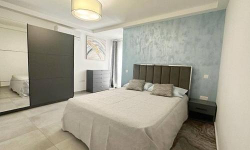 Una cama o camas en una habitación de Mediterranean Getaway APT - 2BR