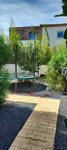 un banc et une table dans un jardin dans l'établissement villa petite camargue, à Aigues-Mortes