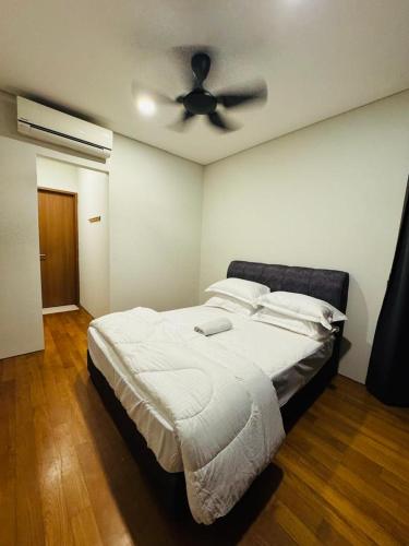 a bedroom with a bed with a ceiling fan at URBAN COMFY HOME at SkySuites Near KLCC Complimentary Breakfast in Kuala Lumpur