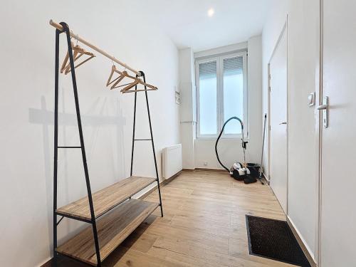 une chambre avec une échelle et un banc dans l'établissement Cosy T2 à proximité de la Gare 15 minutes de Lille, à Armentières