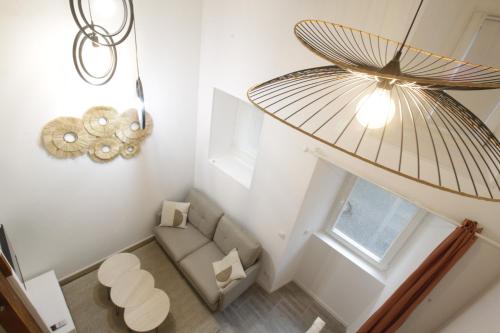 - un salon avec un canapé et un lustre dans l'établissement Le pastoureau cozy hyper centre, à Sens