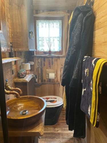 Fotografie z fotogalerie ubytování Oskar's Shepherd's Hut at Snug Hollow v destinaci Raithby