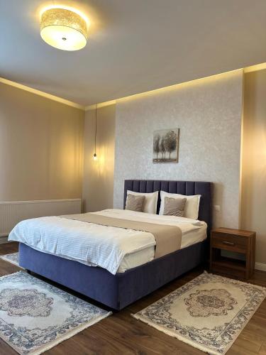 a bedroom with a large bed in a room at Hotel Măgura Jina in Jina