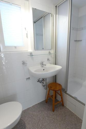 a bathroom with a sink and a toilet and a mirror at Straminke 14 Haus Strandidylle in Zingst
