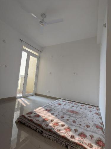 Una cama o camas en una habitación de Cozy 2BHK, 10 mins from Airport and 20 mins from Station