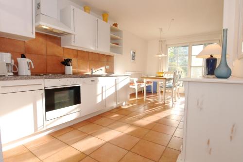 Η κουζίνα ή μικρή κουζίνα στο Achtern Diek Haus 12b Wohnung 2