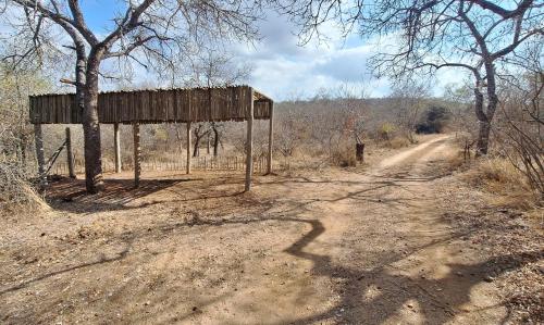 una strada sterrata con un edificio sul lato. di Tjhora Sunset Cottage a Cambridge
