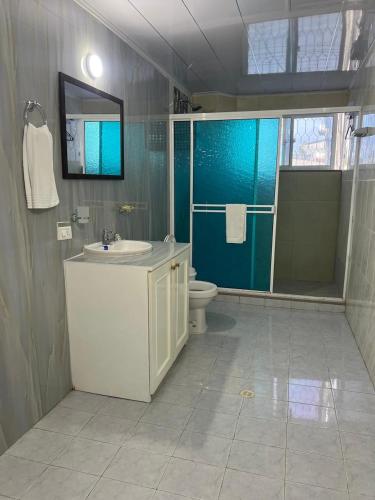 a bathroom with a sink and a toilet at HNH Hotel Luxury Experiencia Vip in San Andrés