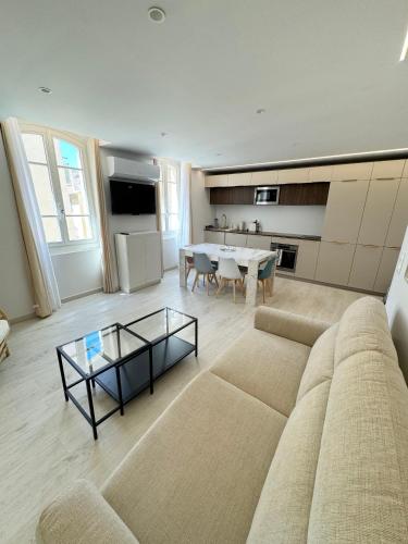 un salon avec un canapé et une table dans l'établissement Appartement T3 - Le Panier, à Marseille