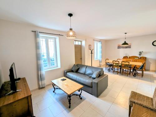un salon avec un canapé et une table dans l'établissement Felibrige - Clim - Cour, à Arles