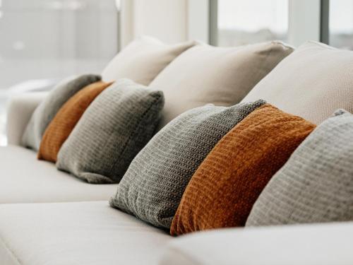 a row of pillows sitting on a bed at OTL Gouverneur Sherbrooke in Sherbrooke