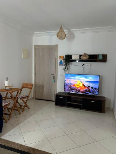TV a/nebo společenská místnost v ubytování cozy apartment with pool