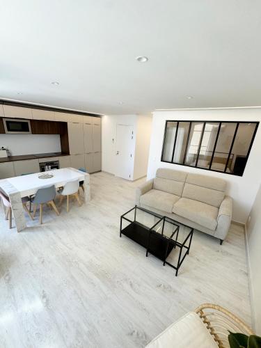 un salon avec un canapé et une table dans l'établissement Appartement T3 - Le Panier, à Marseille