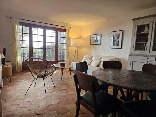 un salon avec une table et un lit dans l'établissement Villa Familiale Pied dans l'eau accès direct à la plage, à Cavalaire-sur-Mer